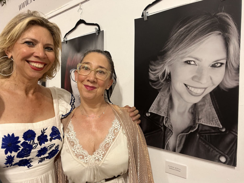 Una fotografía de la Chipionera Irene Velez portada del libro ‘Anónimos Infinitos 3, de Marina Bernal, con la que cierra la trilogía de microrrelatos