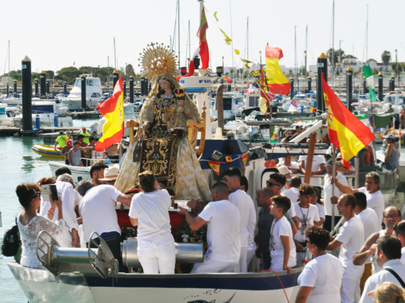 Multitudinaria presencia de fieles en la fiesta de la Virgen del Carmen y en su paseo por todo el litoral