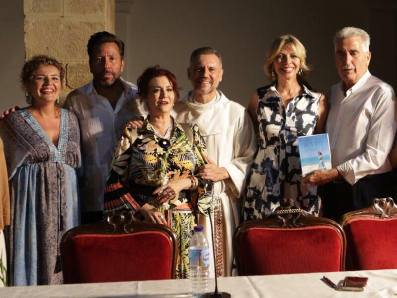 Chipiona fue escenario de la presentación nacional del nuevo libro de la periodista Marina Bernal, ‘Anónimos Infinitos 3’ 