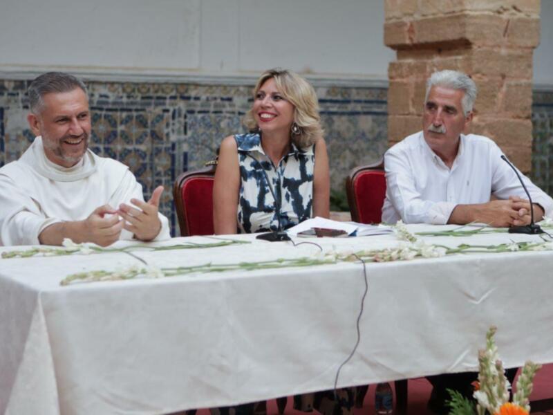 El claustro del Santuario de Regla volvió a ser el mejor marco para un estreno literario.