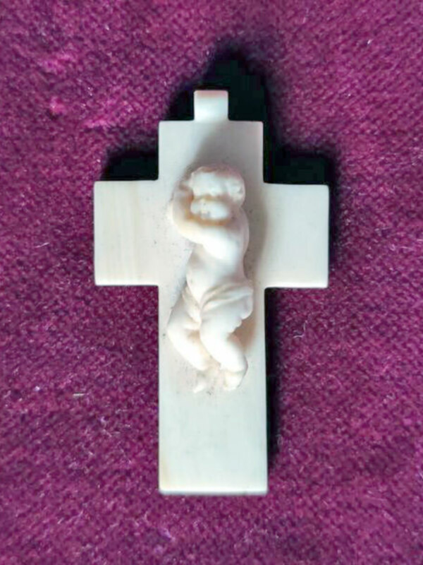 Una Antigua cruz de marfil del siglo XIX para la virgen de las Mercedes de San Gregorio de Sevilla