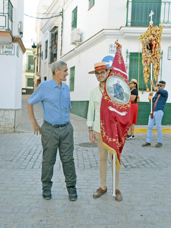 La Hermandad de Jesús Nazareno de Alcalá del Río, recibía el nuevo estandandarte en su peregrinación de los devotos de San Benito Abad
