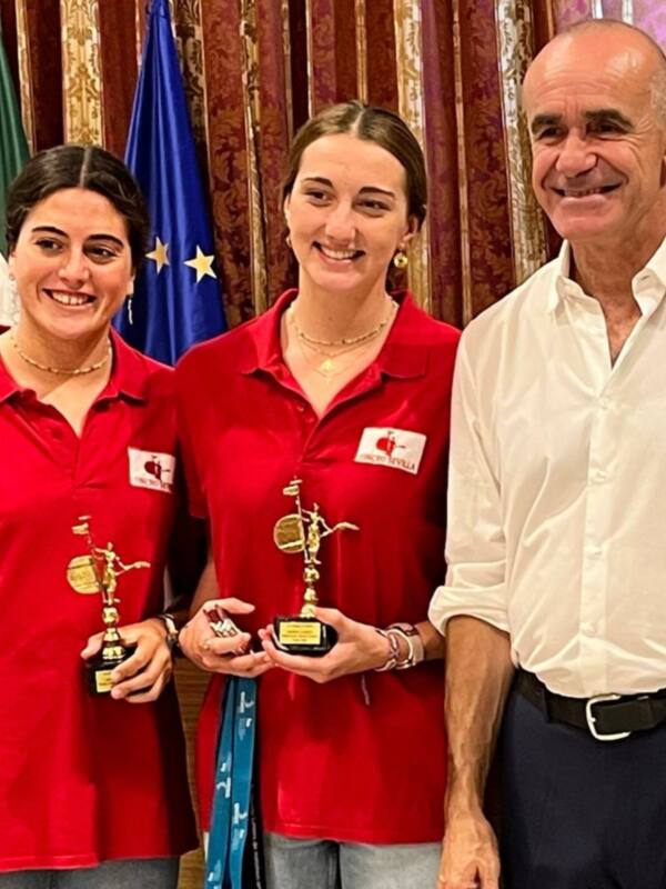 Recepción institucional en el Ayuntamiento al Club Natación Sincro Sevilla