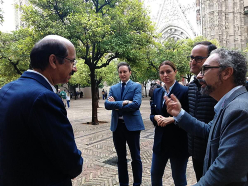 Una delegación de Emirato Árabes Unidos visita la Catedral hispalense