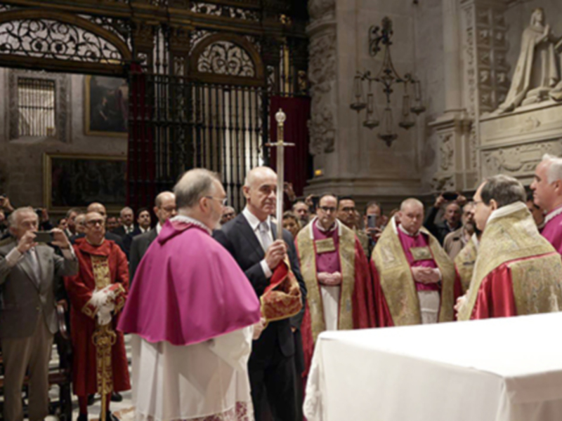 La espada “Lovera” del Rey San Fernando es entregada por el alcalde de Sevilla para procesionar por las naves de la Catedral de Sevilla