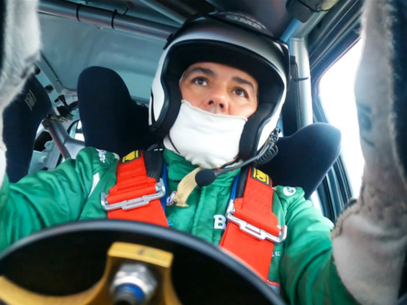 Los Compadres despiden la temporada como carnavaleros y pilotos de carreras