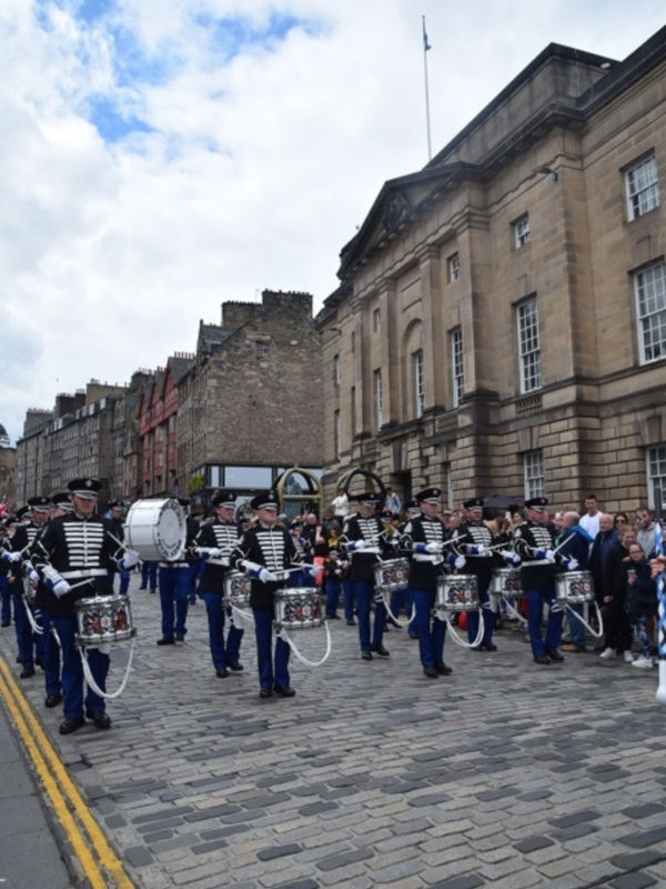 Las Bandas de música de las provincias y de la capital de Edimburgo desfilando por la Royal Mail Street de Edimburgo