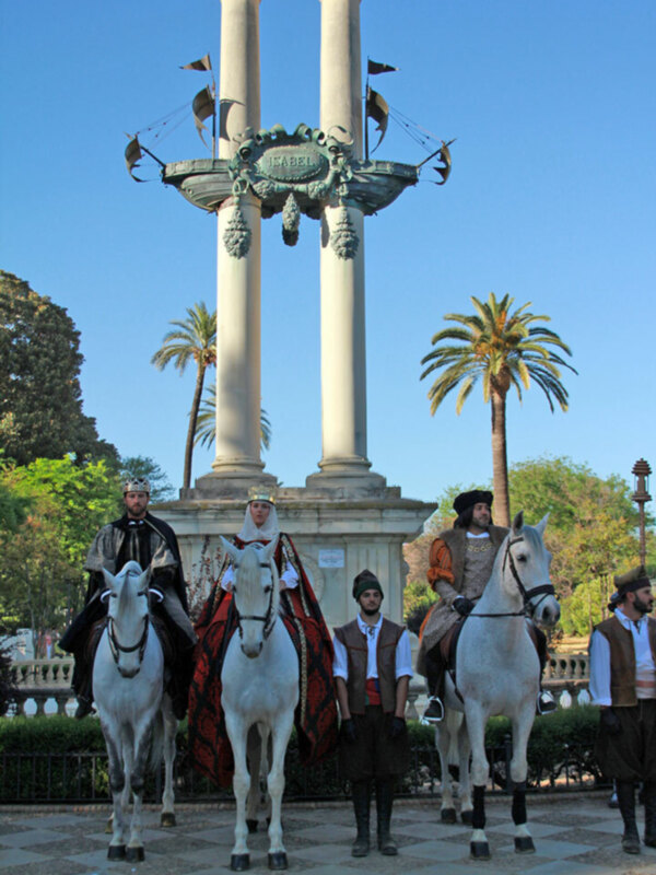 La Reina Isabel la Católica y Cristóbal Colón forman parte de la comitiva en Sevilla.