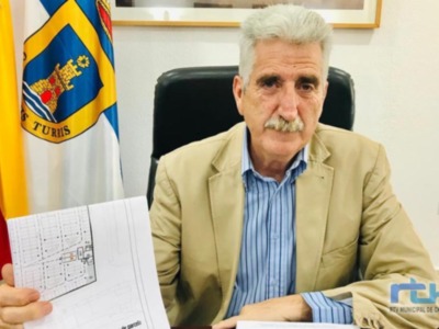 Luis Mario Aparcero informa sobre la iniciativa para construir un aparcamiento subterráneo con zona verde exterior en los terrenos del muelle 