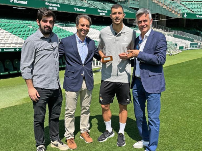 El jugador del Betis, Guido Rodríguez, galardonado con el I Trofeo Santi Roldán de Canal Sur
