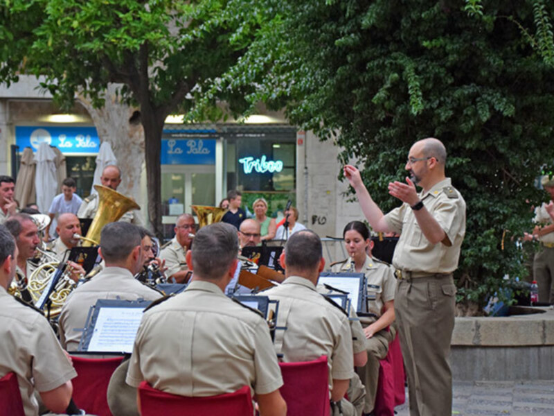 El Comandante Manuel Bernal Nieto dirigió el concierto por el día de las Fuerzas Armada en Sevilla