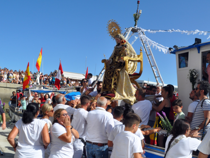 Los barcos pesqueros de Chipiona, acompañaron a la Virgen del Carmen, hasta alta mar y volvieron enseguida a puerto