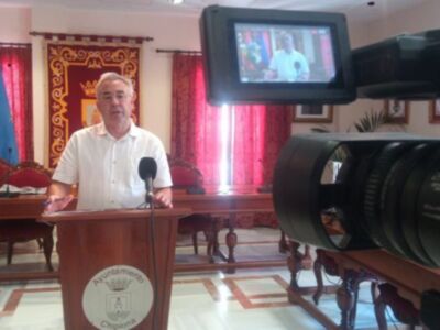 Pepe Mellado anuncia un plan de despliegue de telecomunicaciones que implementará el acceso a internet en Chipiona