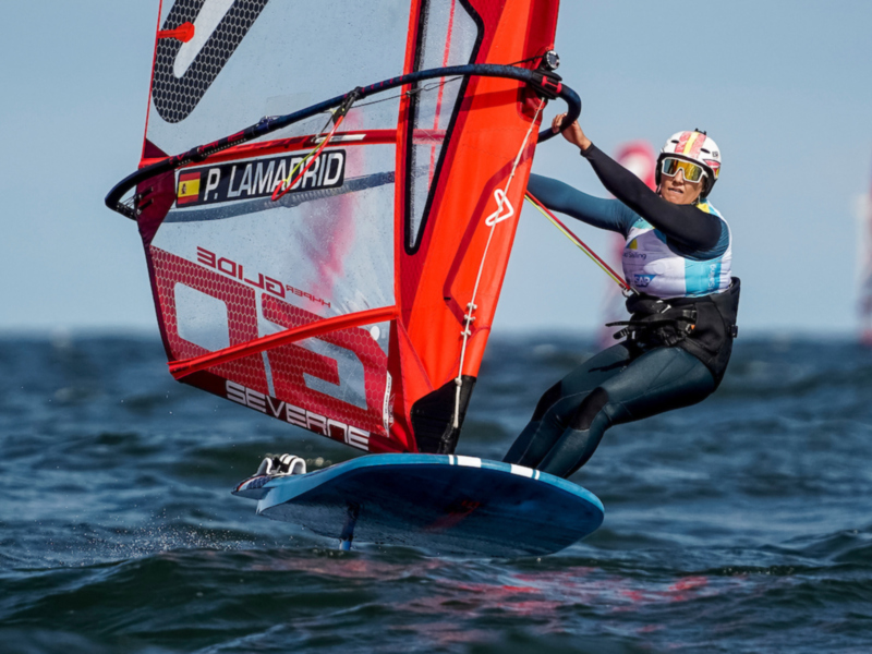 Pilar Lamadrid mantiene el número 2 del ránking mundial de windsurf olímpico rumbo a París