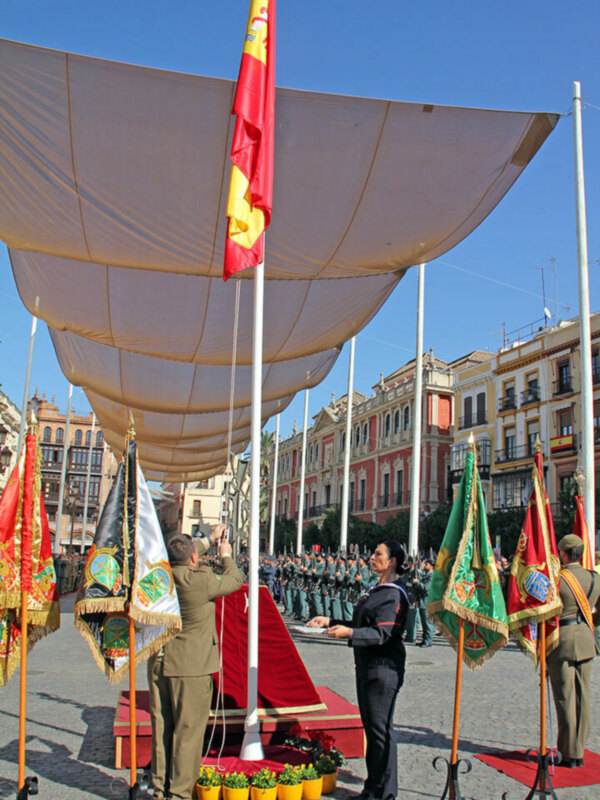 El ejército español celebró el día de la fiesta nacional en Sevilla el martes 10 de octubre.