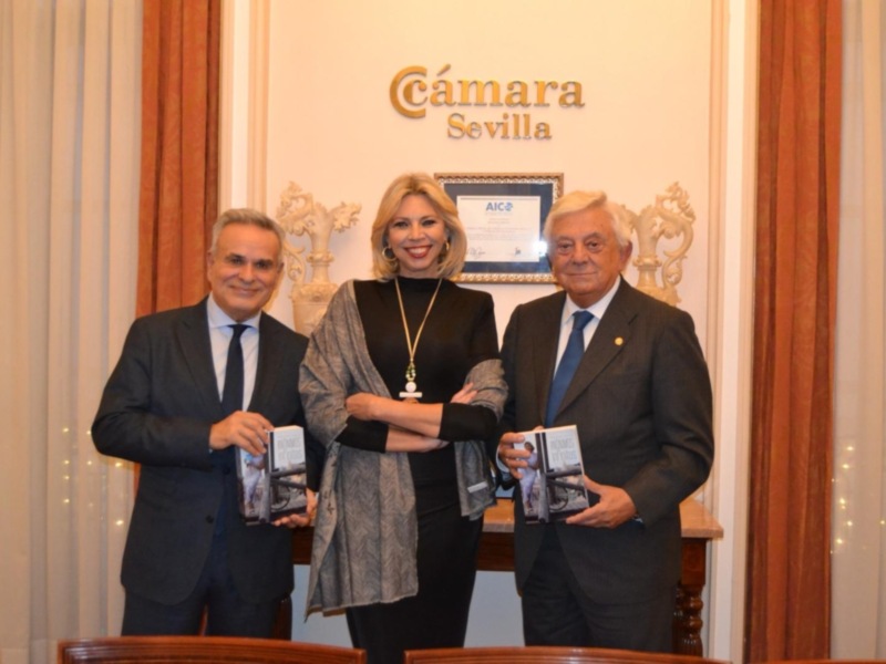 Gran éxito en la presentación del libro "Todos los anónimos infinitos" de Marina Bernal en la Cámara de Comercio de Sevilla