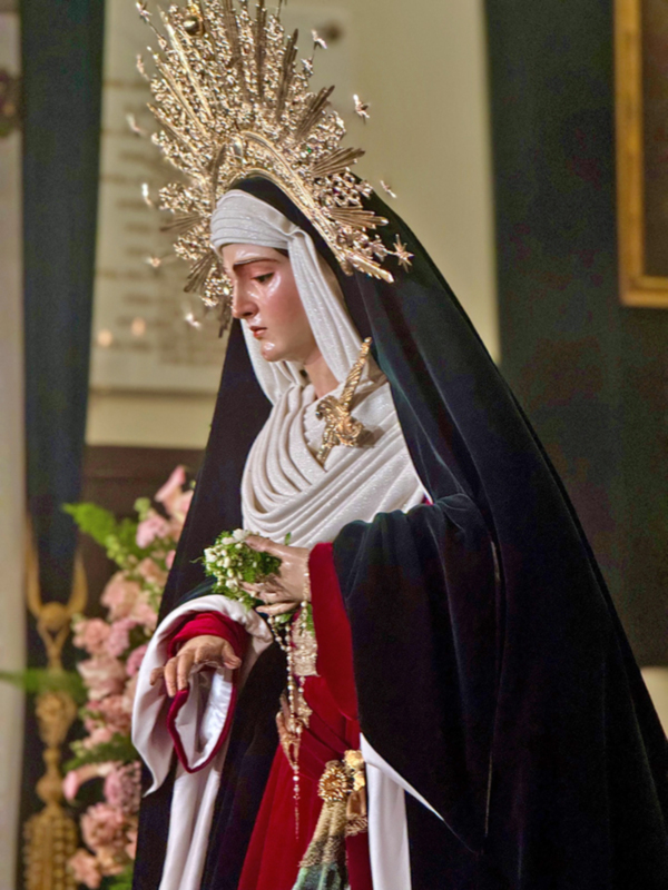 Así lucen los Amantísimos Titulares de la Hermandad de Vera-cruz, de Alcalá del Río para la solemne y devota Veneración