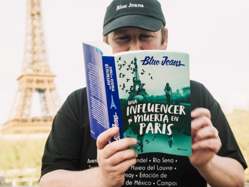 Editorial Planeta publica "Una influencer muerta en París" de Blue Jeans, una novela sobre el desconocido mundo de los creadores de contenido