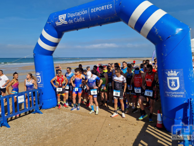 Manu Gómez del Club Triatletas Caepionis y María Salmerón del C.D.E. Jerezana de Triatlón vencedores del Cross ‘Playas de Chipiona’ 