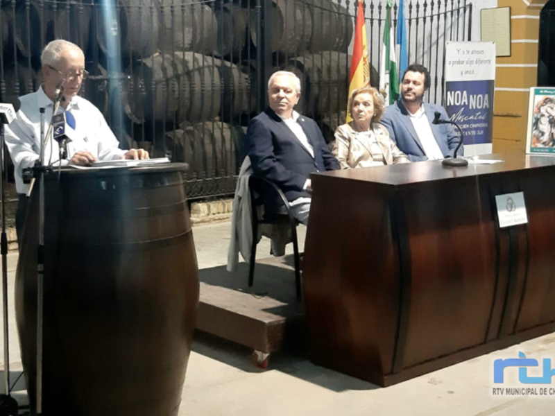 Juan Luis Naval y María Rosa Cadierno presentaron el viernes ‘La Pintura y el Arte en Chipiona’, una referencia sobre esa materia en la localidad 