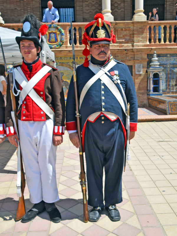 Una convención reúne en la  asociaciones amigos de la historia militar en la plaza de España en Sevilla 