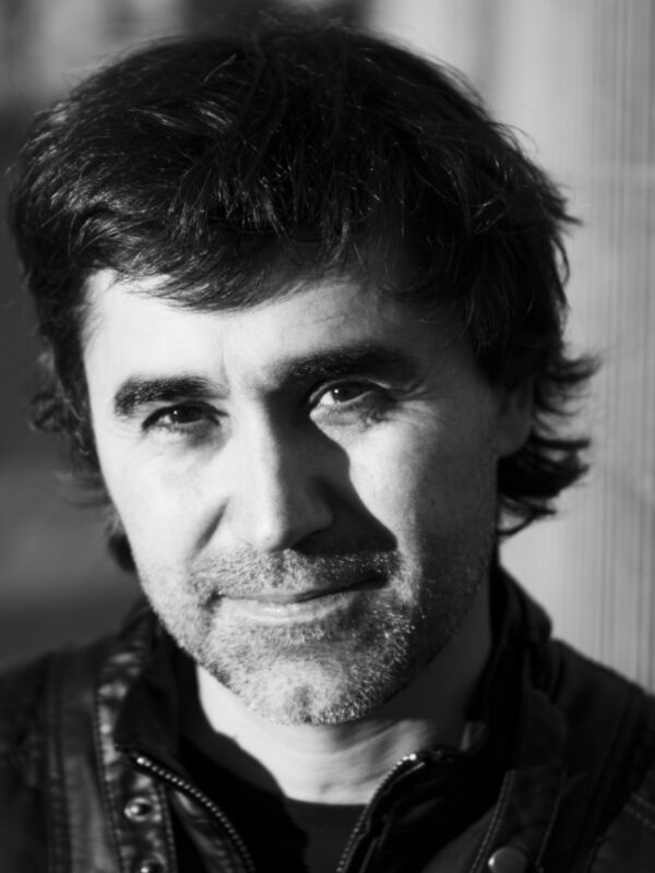 EL PERIODISTA PEDRO SIMÓN ABRE LA TEMPORADA EDITORIAL Con 'LOS SIGUIENTES', SU NOVELA MÁS DIFÍCIL SOBRE LAS RELACIONES FAMILIARES