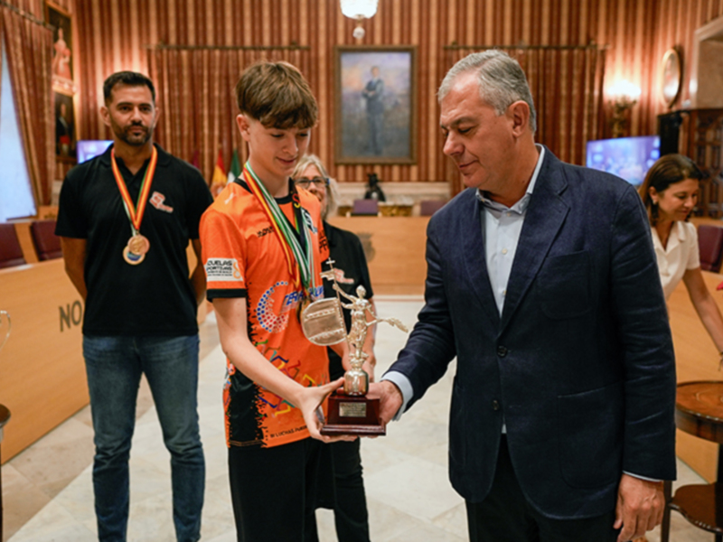 El Ayuntamiento de Sevilla homenajea al equipo infantil del Club Voleibol Palestra, campeones de España 2024