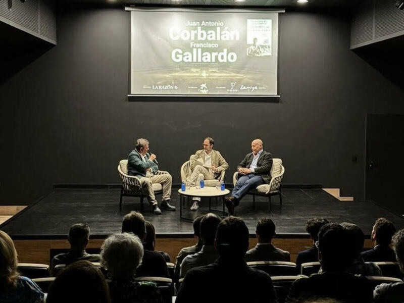 Juan Antonio Corbalán y Francisco Gallardo conversan sobre baloncesto en Huelva