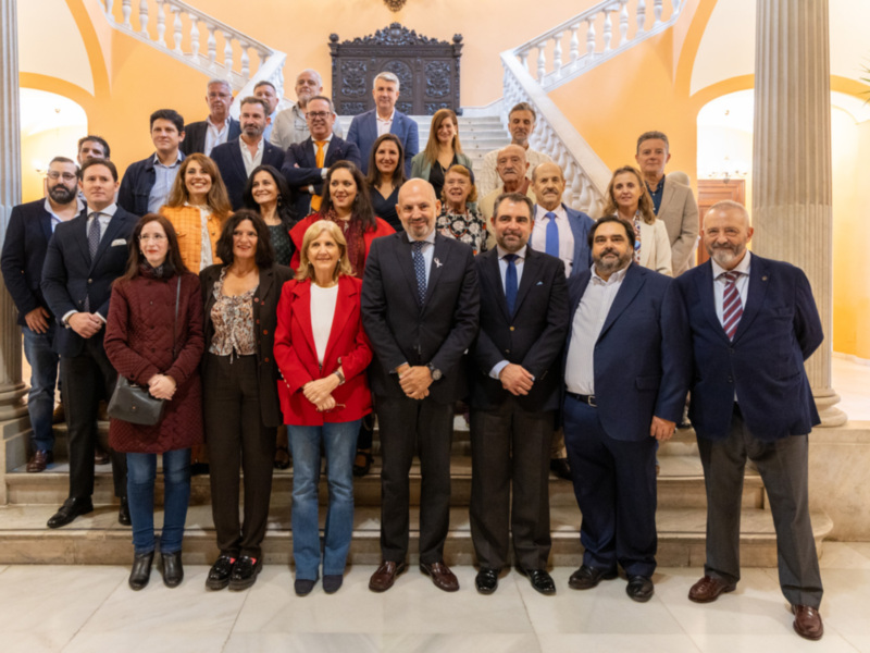 *El Ayuntamiento acoge una exposición en memoria de Dubé de Luque con obras de 40 artistas plásticos*