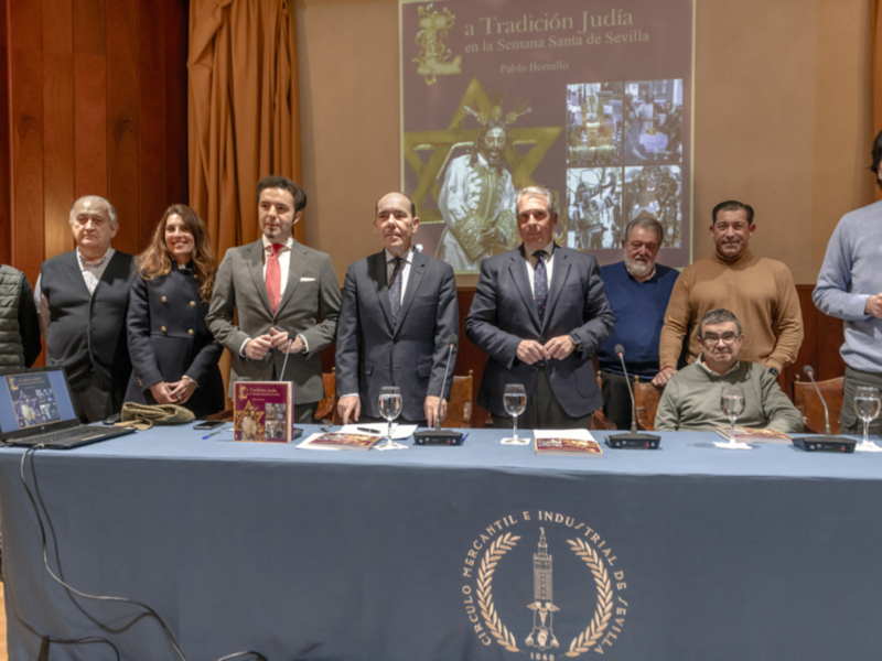 Pablo Borrallo abarrota el Mercantil en la presentación de su nuevo libro “La Tradición Judía en la Semana Santa de Sevilla".