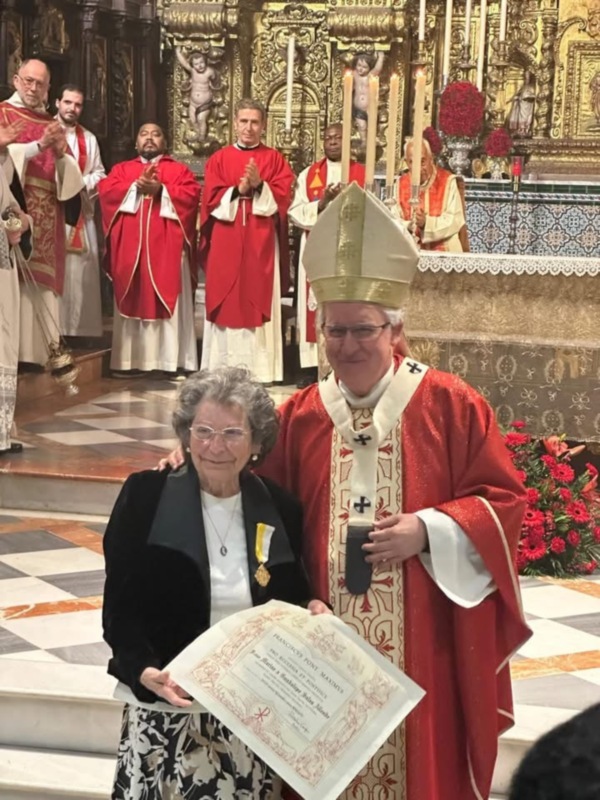 El sr. arzobispo d. José Ángel Saiz, en nombre de su santidad el papa Francisco, entrega la medalla "Pro Ecclesia et Pontifice" a Guadalupe Salas