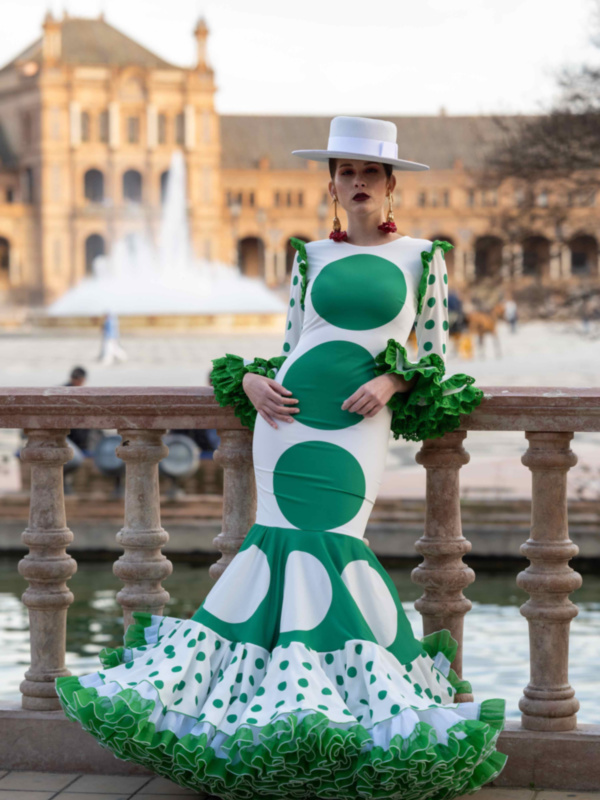 “Andalucía es blanca y verde” y celebra su día vestida de flamenca