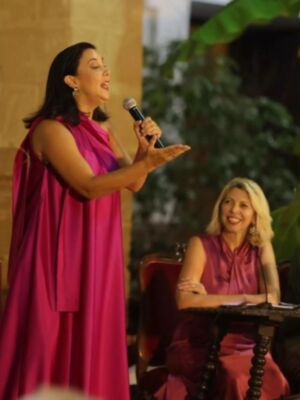 Chipiona se viste de gala para la presentación de 'Rocío, 20 años contigo', último libro de Marina Bernal/En Diario de Cadiz