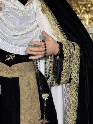 La Virgen de la Esperanza se viste de luto por los fieles difuntos de Alcalá del Río