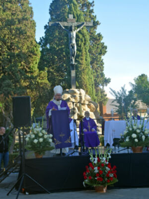Sevilla honra a sus muertos en torno al Cristo de las Mieles