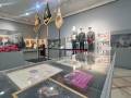 Museo de uniformes militares con estandartes, fotos y maquetas.