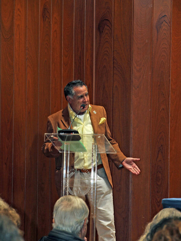  El Círculo Mercantil acoge un homenaje al pintor Juan Valdés por su aportación al patrimonio cultural