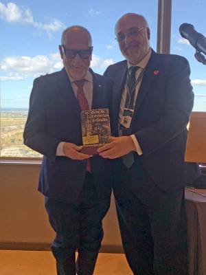 Juan García Martínez recibe el premio Giralda-Encina en un acto histórico celebrado en la Torre Pelli