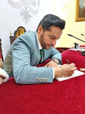  El Ateneo de Sevilla acoge la presentación de “Mi voz desde el Atril” de Fran Ávila en una emotiva jornada cofrade.