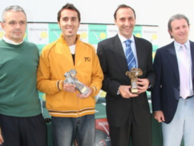 Santiago Ortega, jefe de Deportes de Radio Sevilla, primer campeón del Torneo de Tenis para periodistas