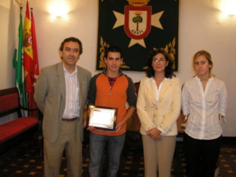 El Ayuntamiento de Lora del Río homenajea al joven atleta local Kevin López Yerga
