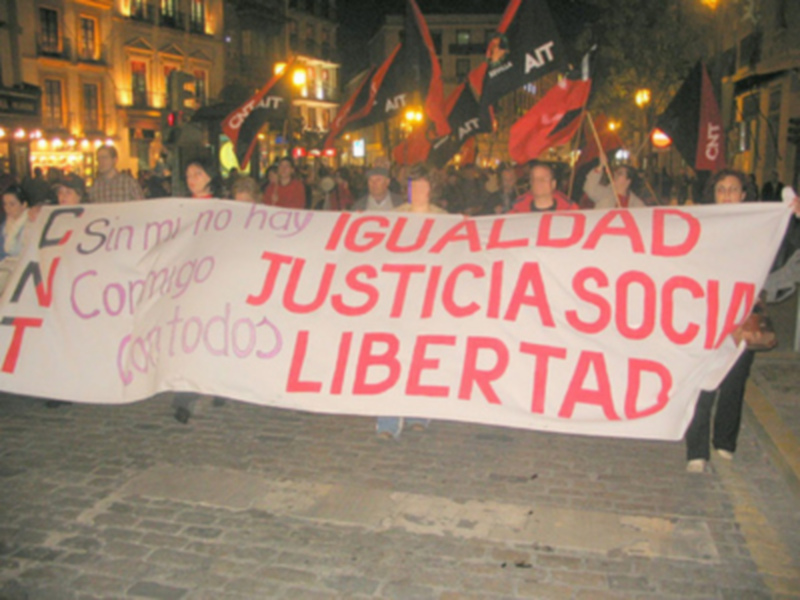 Un centenar de militantes de CNT se manifiestan contra las desigualdades laborales