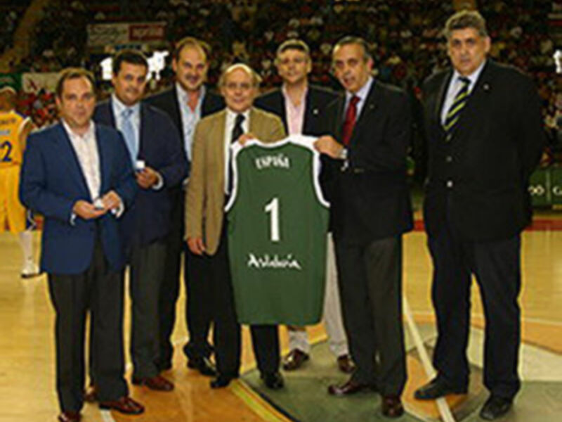 Foto de todos los homenajeados por el Caja San Fenando de baloncesto