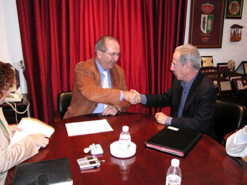 Firmado el convenio para la ampliación del ambulatorio de Gines