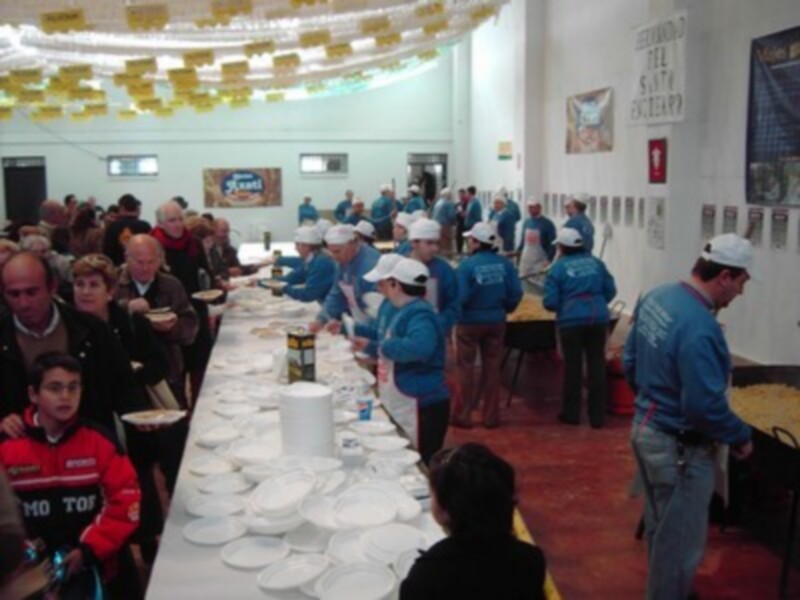 Miles de personas degustan las 1.600 kilos de migas gratis en la novena edición del Aquí hay Miga gratis de Lora del Río
