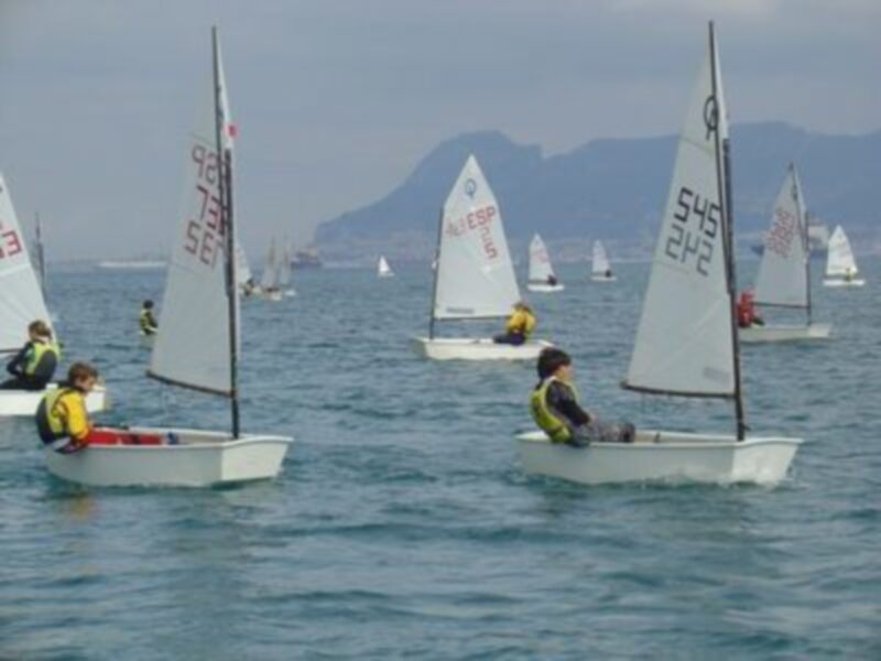 Doble trofeo para el Naútico Sevilla en la copa andaluza de optimist