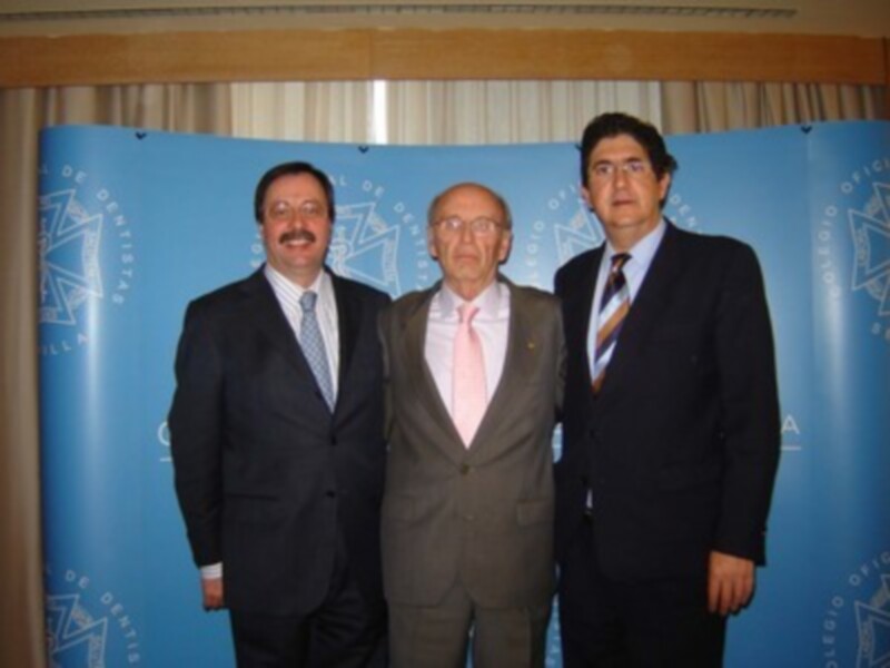 Homenaje del Colegio de Dentistas al abogado José María Rubio