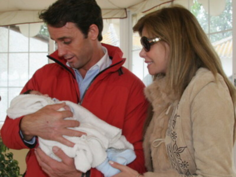 Alvaro Muñoz Escassi con Lara Dibildo y su hijo