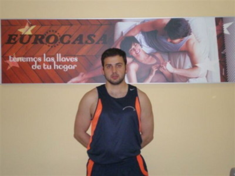 Carlos Hugo Garcia Morales con su nueva indumentaria