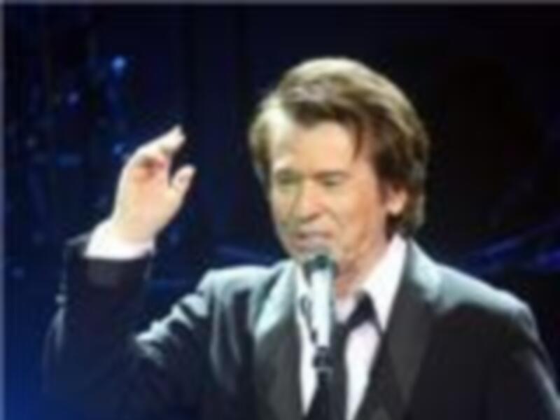 RAPHAEL CIERRA SU GIRA EN SEVILLA